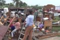 Des populations aux abords de l'Assemblée national après la destruction de leurs habitations. © GabonReview/Capture d’écran