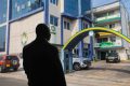 En exil, Ali Bongo entend diriger un parti qu’il a perdu, dans un pays qui ne veut plus de lui. Il n’écrit plus l’histoire du pouvoir, mais celle de sa propre survie politique. © GabonReview (montage)