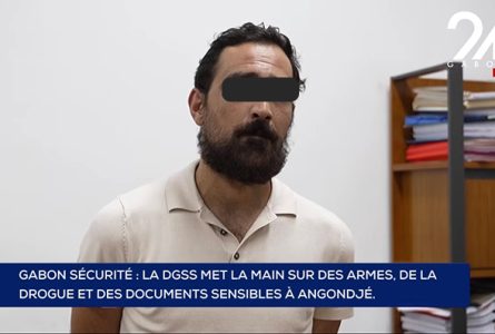 Montré à la télévision : Mehdi Valentin a été interpellé à son domicile de Libreville par des agents de la DGSS. © GabonReview (capture d’écran)