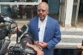 L’ancien Premier ministre, Alain-Claude Bilie-By-Nze, le 9 juillet 2025, sur le perron de l’immeuble abritant le Cabinet Me Eyué Bekale. © GabonReview
