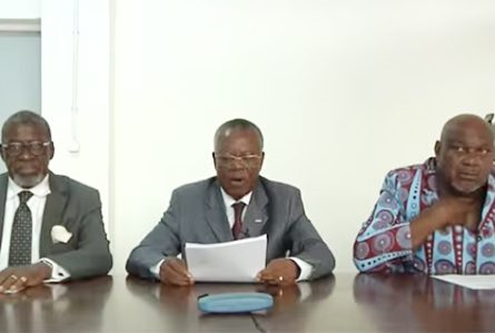 Le professeur Moulengui Boukosso lisant la déclaration, le 14 juillet 2025, à Libreville. © GabonReview/Capture d’écran