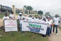 Le Collectifs des jeunes arrêtés et transférés à Makokou manifestant devant le palais de justice de Libreville. © GabonReview
