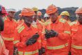 Le ministre Lubin Ntoutoume et l’ADG Léod Paul Batolo sur les sites de la Comilog à Moanda. © D.R.