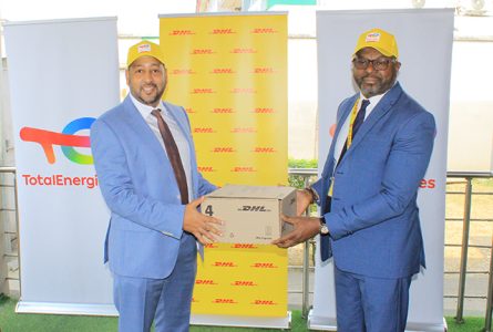 Théophile Boutamba et Moulay Sakaly lors du lancement des services de DHL Express Gabon dans les stations-services TotalEnergies Marketing Gabon. © Gabonreview