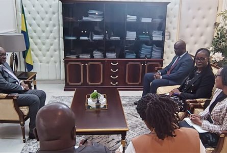Le ministre de la Justice, Garde des Sceaux, le Dr Séraphin Akuré-Davain et la délégation du Bureau régional du Haut-Commissariat des Nations Unies aux droits de l’Homme (HCDH) pour l’Afrique centrale, conduite par le conseiller régional Christian Lumbala. © GabonReview