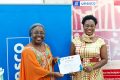 Séraphine Memine Me Zue remettant l’attestation de participation, le 25 juillet 2025. © GabonReview