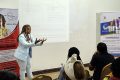 Maëlla Sena, la coach en neurosciences motivationnelles, thérapeute de couple et sexothérapeute lors de son exposé. © GabonReview