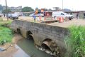 Les travaux vont permettre le remplacement de ces trois buses métalliques qui se sont détériorées et affaissées au fil des ans. © GabonReview