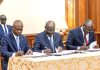 Henri-Claude Oyima (au milieu), le 28 juin 2025 au palais présidentiel, lors de la signature la convention entre l’État gabonais et l’entreprise Porteo BTP pour l’aménagement et le bitumage du tronçon routier Alembe–Mikouyi (300 km). © Facebook/Présidence de la République Gabonaise