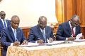 Henri-Claude Oyima (au milieu), le 28 juin 2025 au palais présidentiel, lors de la signature la convention entre l’État gabonais et l’entreprise Porteo BTP pour l’aménagement et le bitumage du tronçon routier Alembe–Mikouyi (300 km). © Facebook/Présidence de la République Gabonaise