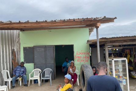 Après Libreville et Owendo, la commune d’Akanda est désormais également ciblée par l’opération de déguerpissement, suscitant désarroi et colère. © D.R.