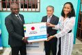 Le Pr Adrien Mougougou, ministre de la Santé recevant symboliquement des vaccins et des consommables, le 9 juillet 2025. © GabonReview