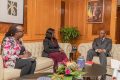 Le vice-président du gouvernement, Alexandre Barro Chambrier, devisant avec Charlotte Ndaw Sako, le 17 juillet 2025, à Libreville. © D.R.