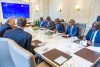 Moment d’échange entre la délégation gabonaise, cornaquée par le président Oligui Nguema, et les dirigeants de VAALCO, reflet d’un partenariat énergétique de confiance. © D.R.