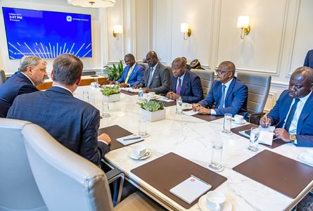 Moment d’échange entre la délégation gabonaise, cornaquée par le président Oligui Nguema, et les dirigeants de VAALCO, reflet d’un partenariat énergétique de confiance. © D.R.