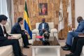 L’ambassadeur de Chine au Gabon, Zhou Ping, a été reçu en audience par le Délégué spécial en charge de la gestion de la commune, Adrien Nguema Mba. © GabonReview