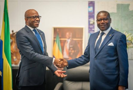 Le ministre Edgard Moukoumbi et son hôte le vice-président de la BDEAC, Jean Paterne Megne Ekoga. © D.R.