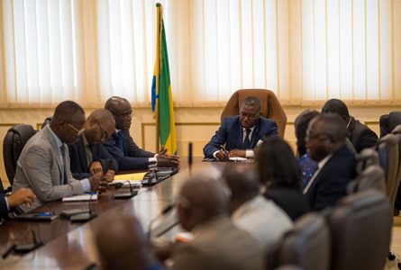 Le ministre Edgard Moukoumbi (au milieu) recevant en audience le PDG de Petro Gabon, Jean-Baptiste Bikalou (à gauche du ministre), venu présenter le projet de centre de stockage de gaz butane à Owendo. © Facebook/EquipementGouvGa