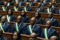 Le président de la République, Brice Clotaire Oligui Nguema, a promulgué une nouvelle loi portant répartition des sièges des députés et des sénateurs en République gabonaise. Cette réforme établit désormais le Parlement à 215 membres, répartis entre neuf provinces et la circonscription de l’étranger. © GabonReview