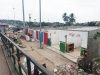 Vues des boutiques déménagées, dont les toits, portes, fenêtres ont été enlevés en attendant la démolition de Les Retrouvailles de Nzeng-Ayong. © GabonReview