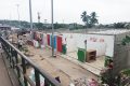 Vues des boutiques déménagées, dont les toits, portes, fenêtres ont été enlevés en attendant la démolition de Les Retrouvailles de Nzeng-Ayong. © GabonReview