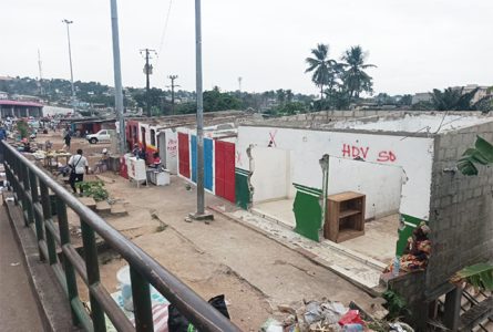 Vues des boutiques déménagées, dont les toits, portes, fenêtres ont été enlevés en attendant la démolition de Les Retrouvailles de Nzeng-Ayong. © GabonReview