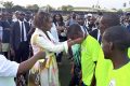Zita Oligui Nguema remettant les trophées. © GabonReview