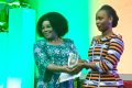 Kengue Haresse recevant sa distinction de «Jeune femme-leader de demain», le 31 juillet 2025. © GabonReview