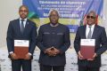 Célestin Kadjidja, et le Pr Philémon Zoo Zame, scellant leur accord en présence du gouverneur du Woleu-Ntem, le 4 août 2025. © D.R.