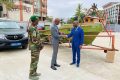 Un moment de la remise des clés des embarcations au ministre des Eaux et Forêts chargé du Conflit Homme-Faune, Maurice Ntossui Allogo, par Stanislas Stephen Mouba, directeur pays de The Nature Conservancy. © GabonReview