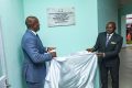 Le président Oligui Nguema dévoilant la plaque murale de l’hôpital interdépartemental de Moanda avec le ministre de la Santé, Adrien Mougoungou. © Eramet-Comilog