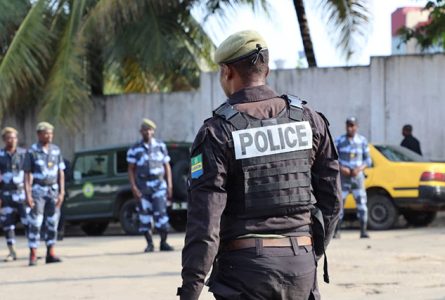 Au Gabon, croiser un policier, c’est risquer le racket, la brutalité ou l’humiliation. © D.R.
