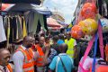 Les agents de la mairie sillonnant l’allée entre la Tour et la Gare routière. © D.R.