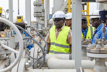 Philippe Tonangoye, ministre de l’Accès universel à l’Eau et à l’Énergie, sur le site de la centrale à gaz IPP Mayumba, le 28 août 2025. © D.R.