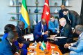 Le président Brice Clotaire Oligui Nguema échangeant en privé avec plusieurs dirigeants de groupes industriels turcs, le 1er août 2025 à Istanbul. © Communication présidentielle