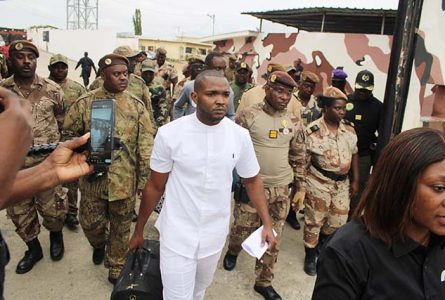Le Lieutenant Kelly Ondo Obiang et les adjudants Estimé Bidima Manongo et Dimitri Nzé Minkom raccompagnés à la sortie de la prison centrale de Libreville. © GabonReview