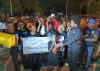 Le groupe Ech gang recevant le trophée des mains de la marraine Carmen Ndaot. © GabonReview