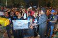 Le groupe Ech gang recevant le trophée des mains de la marraine Carmen Ndaot. © GabonReview