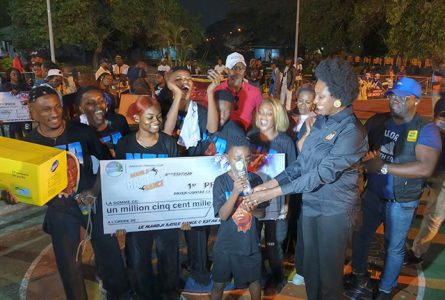 Le groupe Ech gang recevant le trophée des mains de la marraine Carmen Ndaot. © GabonReview