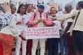 Les manifestants s’adressant à la presse, le 11 août 2025, au Rond-Point de la démocratie. © GabonReview