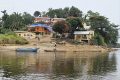 Le village Izolwè sur l'Ogooué avec le musée du protestantisme (toit bleu). © D.R.