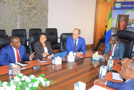 Le ministre du Pétrole et du Gaz, Sosthène Nguema Nguema, ses collaborateurs et la délégation d’ExxonMobil, le 25 août 2025, à Libreville. © GabonReview