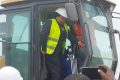 Le ministre des TP, Edgard Moukoumbi, procédant au coup d’envoi symbolique des travaux en présence de Camélia Ntoutoume Leclercq, le 25 août 2025, à Ntoum. © D.R.