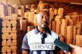 Maurice Mokube, chef d’atelier production des briques de terre, le 1er août 2025 à Oyem. © GabonReview (Capture d’écran)