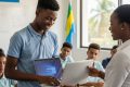Un jeune étudiant recevant un ordinateur (image d’illustration). © GabonReview