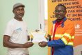 Un participant recevant son certificat de formation. © D.R.