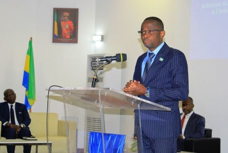 Sosthène Nguema Nguema face aux responsables des industries pétrolières et gazières, le 4 août 2025, à Port-Gentil. © GabonReview