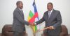 Dr Séraphin Moundounga (à gauche) transmettant le message d'Oligui Nguema à Faustin-Archange Touadéra. © La Centrafrique indépendante
