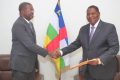Dr Séraphin Moundounga (à gauche) transmettant le message d'Oligui Nguema à Faustin-Archange Touadéra. © La Centrafrique indépendante
