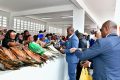 Le président de la République visitant les commerçantes installées dans le nouveau marché d’Isaac. © Communication présidentielle